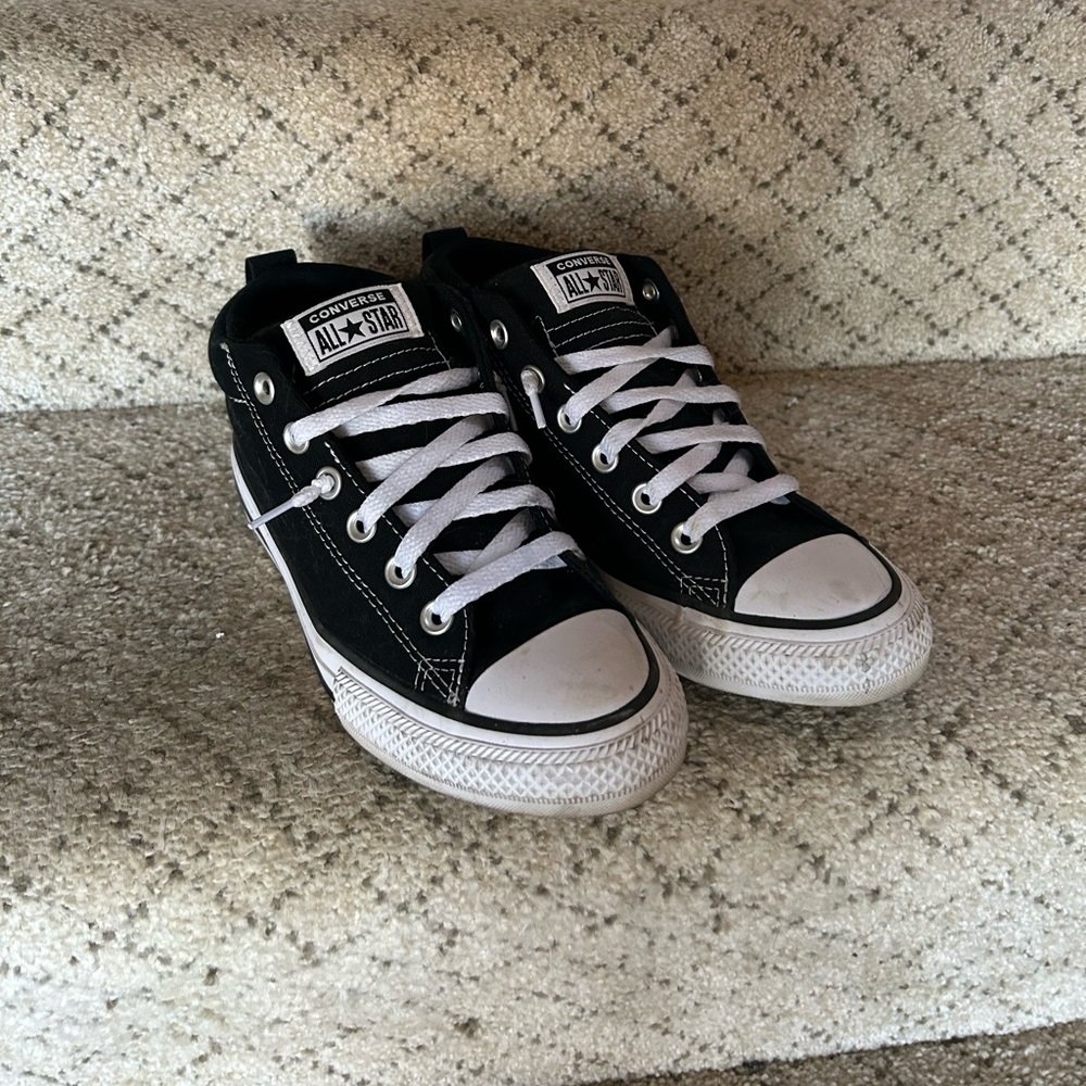 Converse Chuck Taylor’s big kids 5/ women’s 7